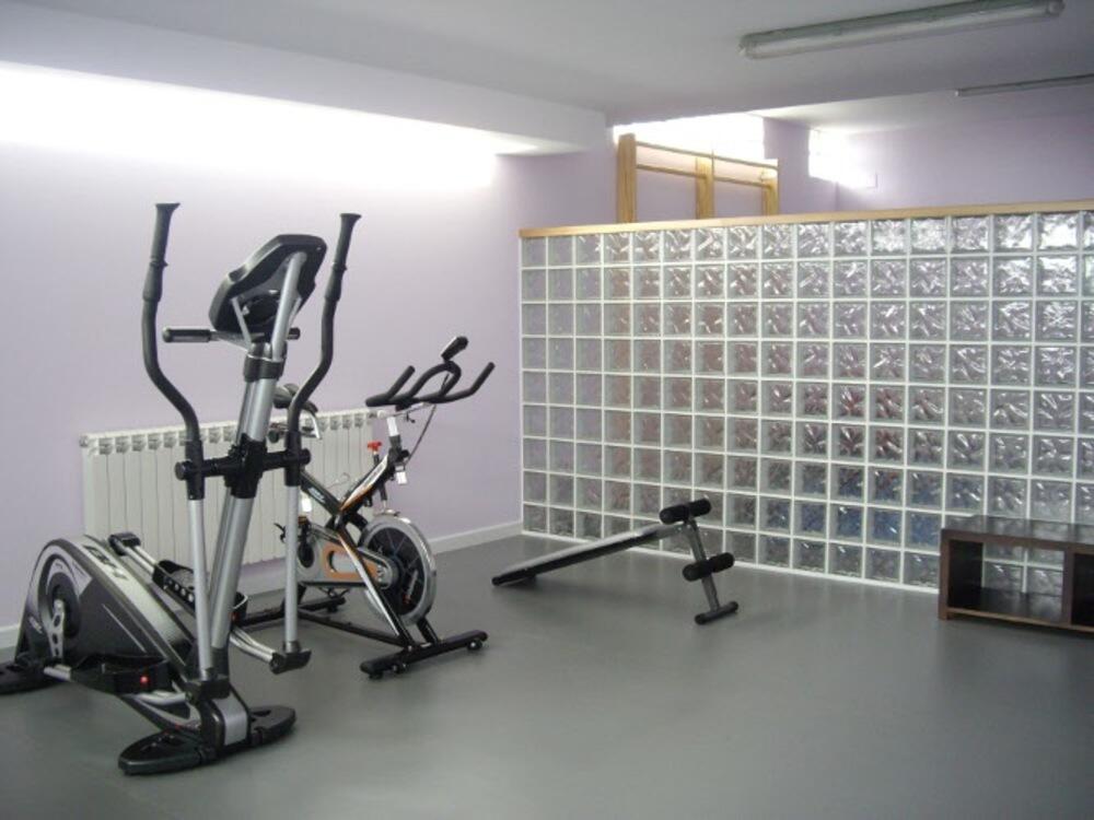 Gimnasio y biblioteca en las instalaciones